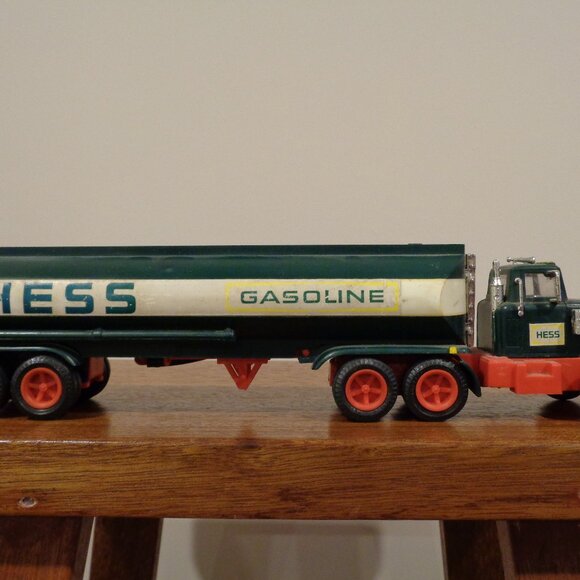 1977 HESS 18 WHEELER TANKER TRUCK - Picture 1 of 4